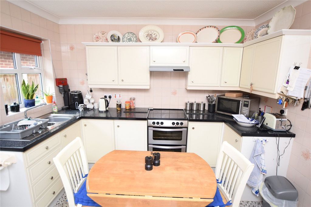 Property photo 3 of 11 Kitchen