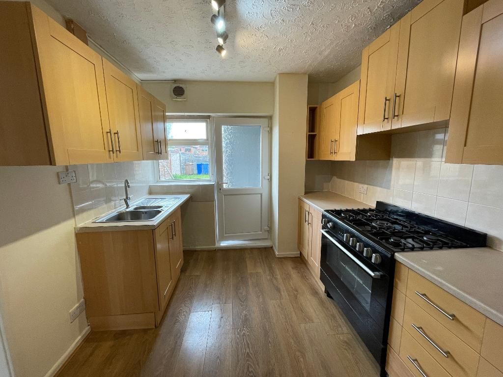 Property photo 3 of 11 Kitchen
