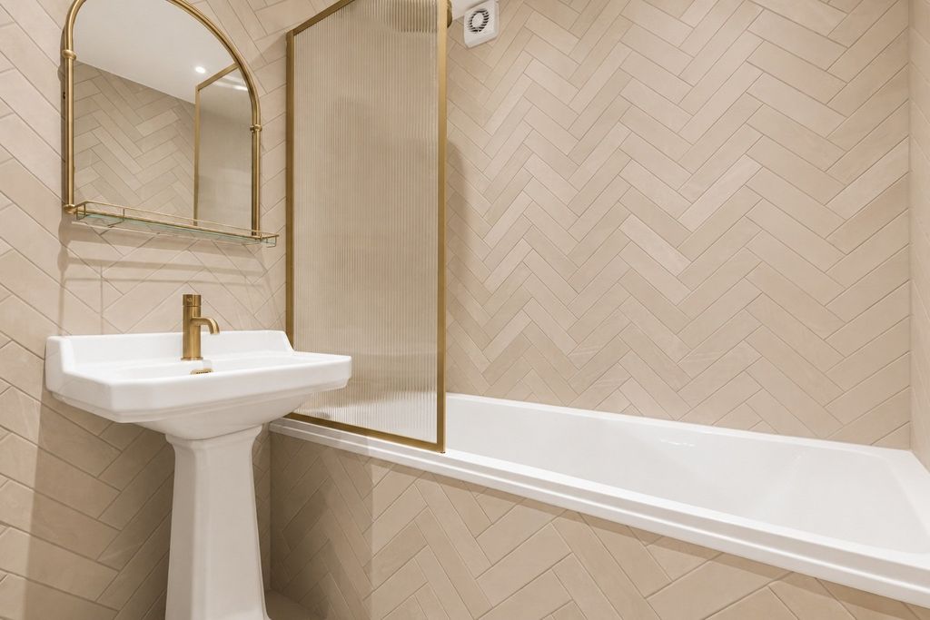 Property photo 3 of 9 Bathroom