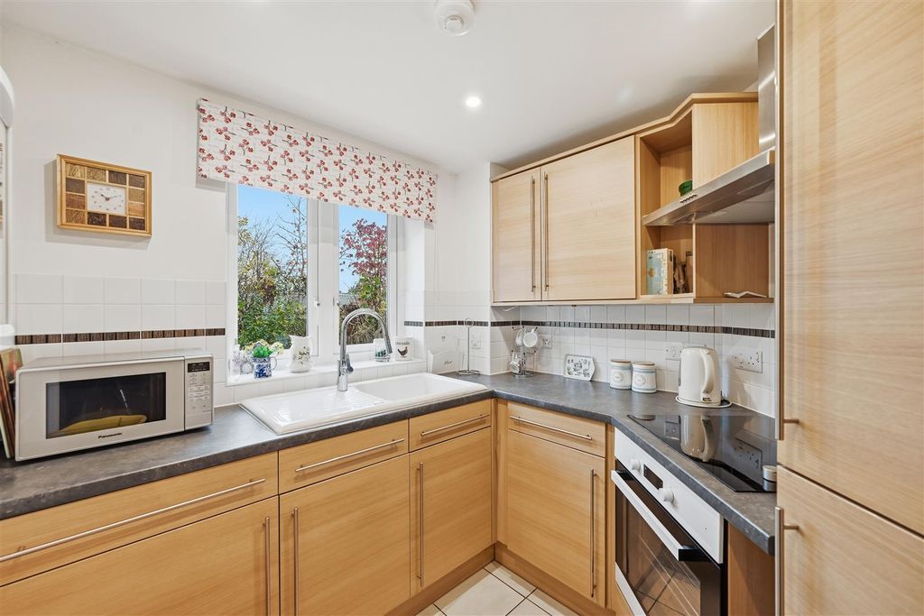 Property photo 2 of 16 Kitchen 6 Tythe Court.Jpg