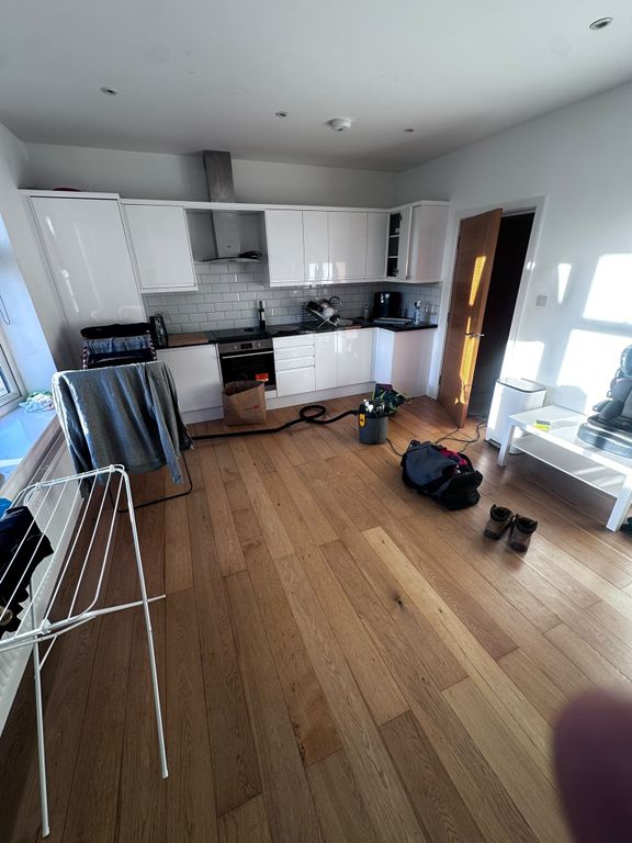 Property photo 1 of 9 Kitchen / Living Area