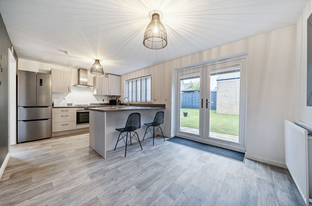 Property photo 2 of 12 1354342-17-68Df92...