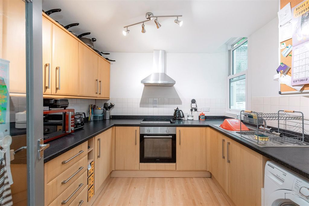 Property photo 3 of 8 Kitchen