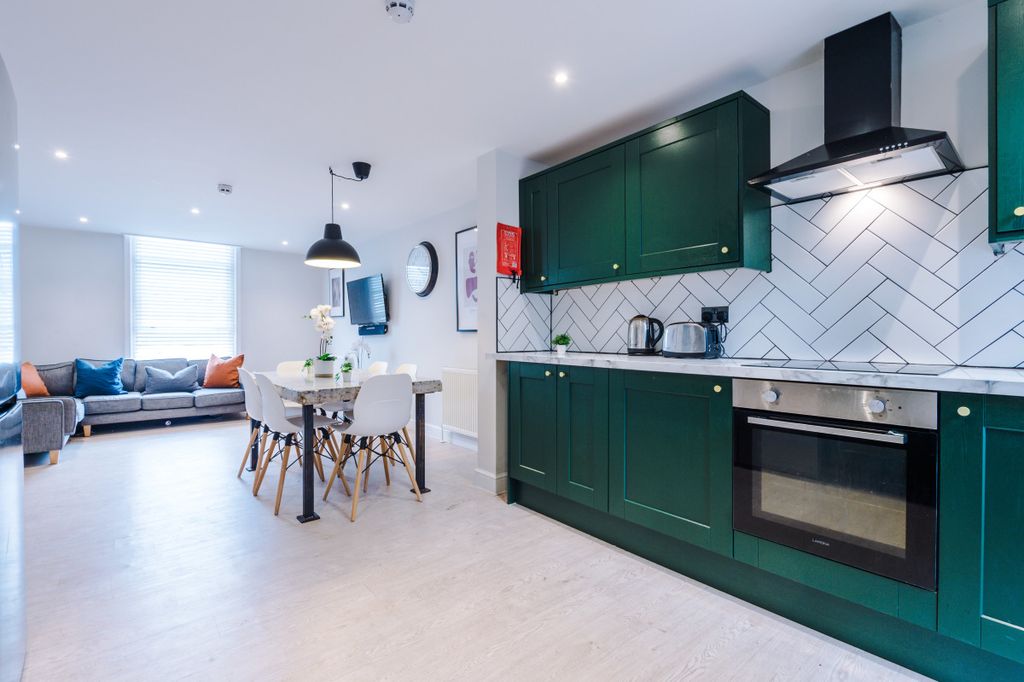 Property photo 1 of 27 Flat 2 27 Hawarden Avenue Kitchen 2