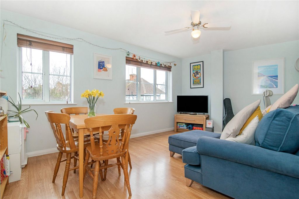 Property photo 2 of 12 Picture No. 17