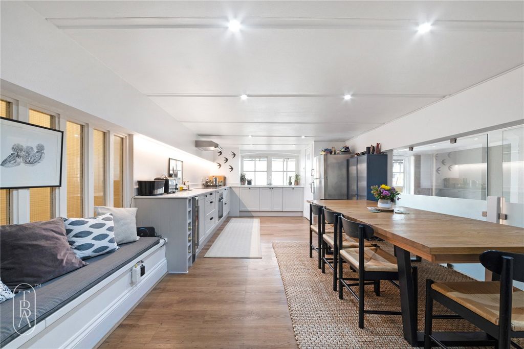 Property photo 2 of 27 Picture No. 14