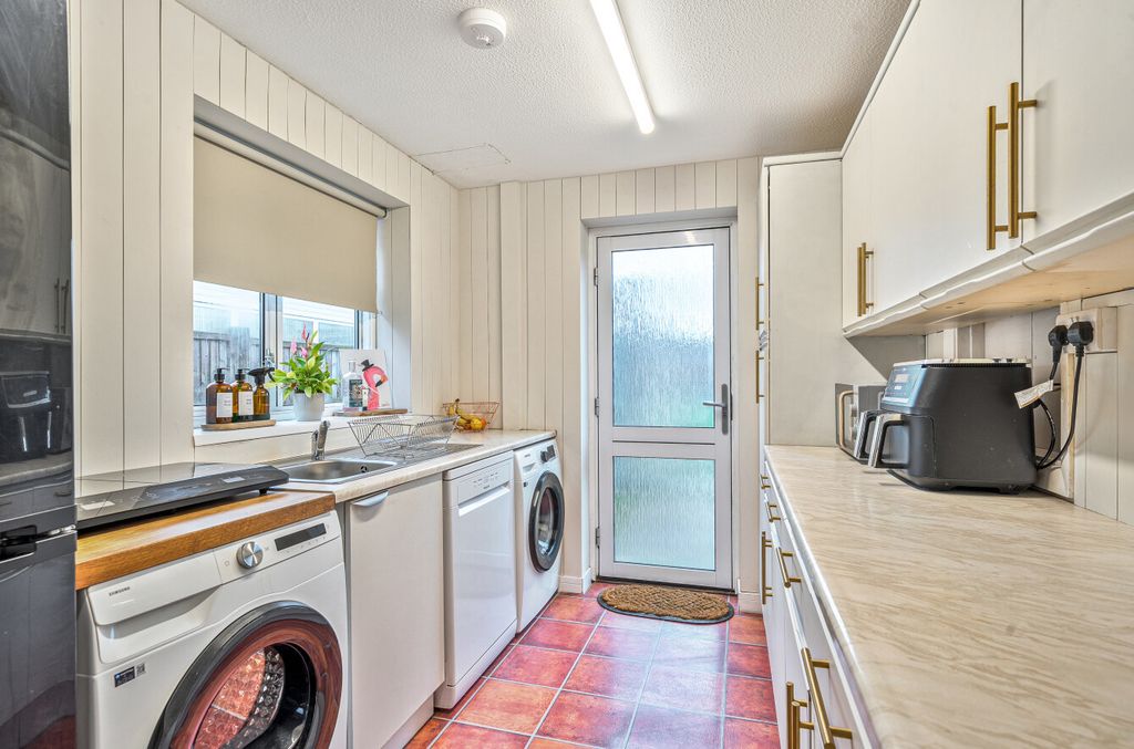 Property photo 3 of 13 1396180-17-696108...