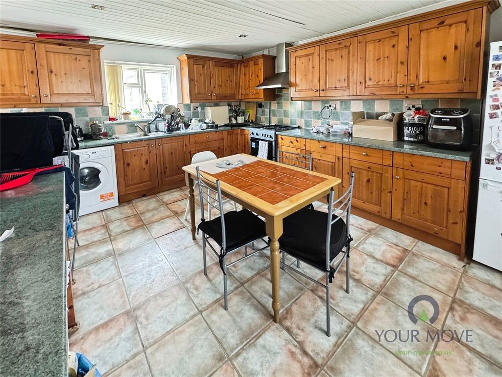 Property photo 3 of 7 Kitchen