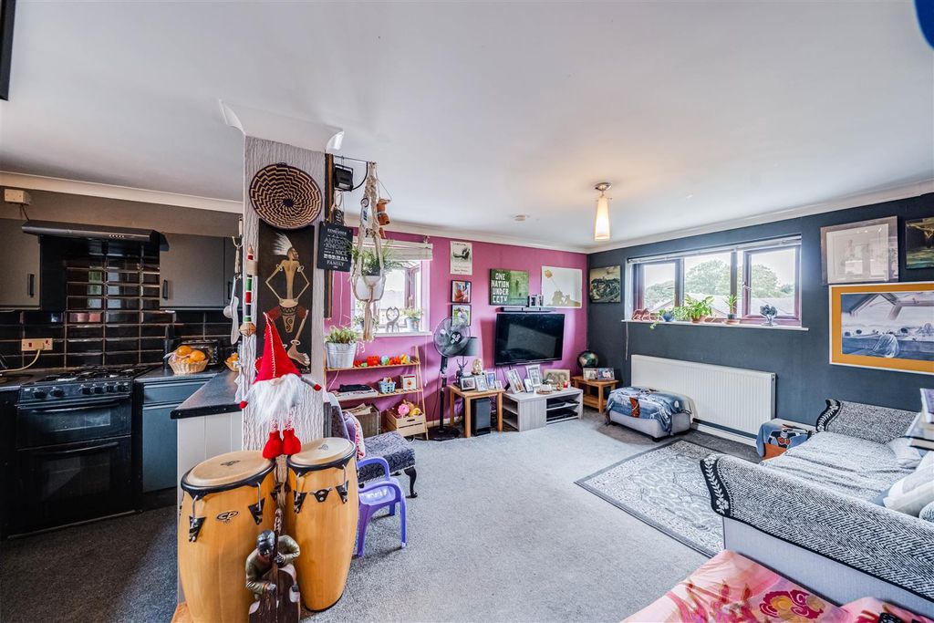 Property photo 3 of 10 Kitchen/Lounge