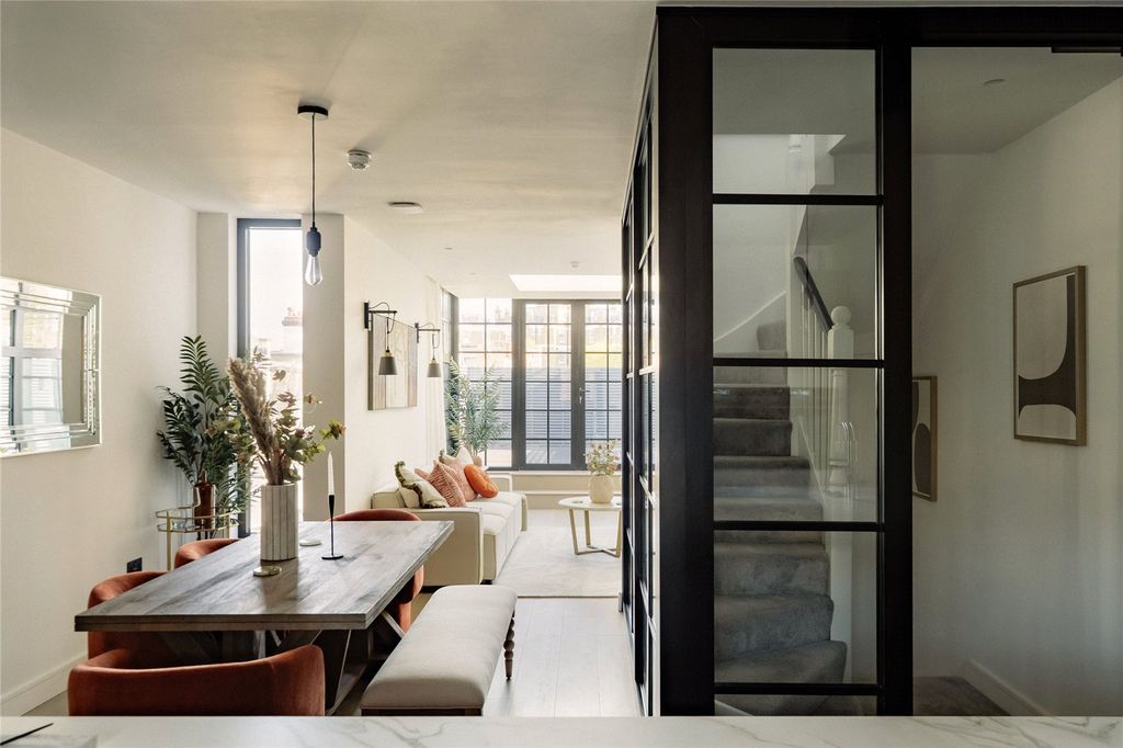 Property photo 3 of 11 Dining Space