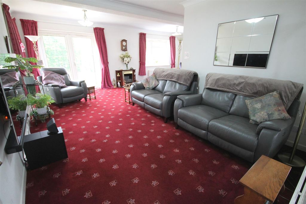 Property photo 2 of 29 Pc Lounge iii.Jpg