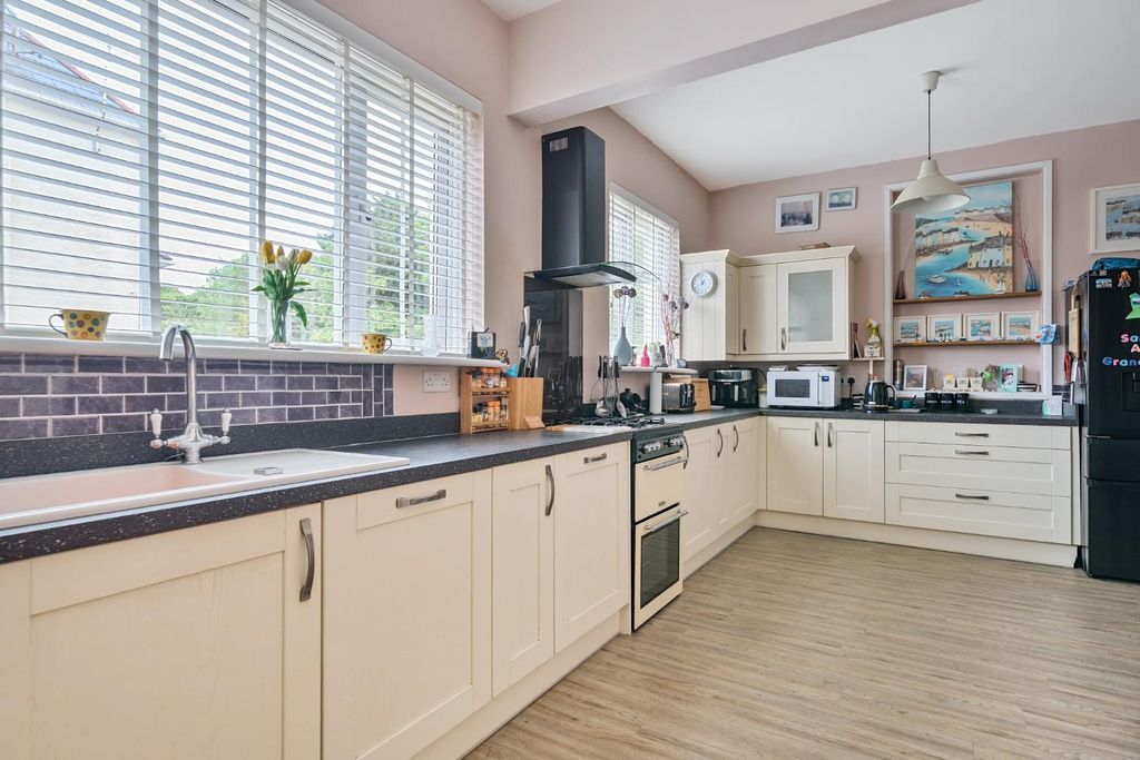 Property photo 2 of 37 1458697-27-6A07143460Fbb-Arw-1.Jpg