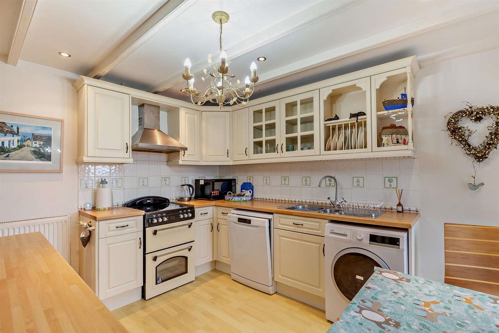 Property photo 3 of 12 8671212-Interior03-800.Jpg