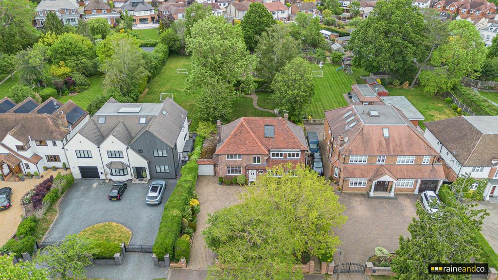 5 bed detached house for saleMymms Drive, Brookmans Park, Hatfield AL9