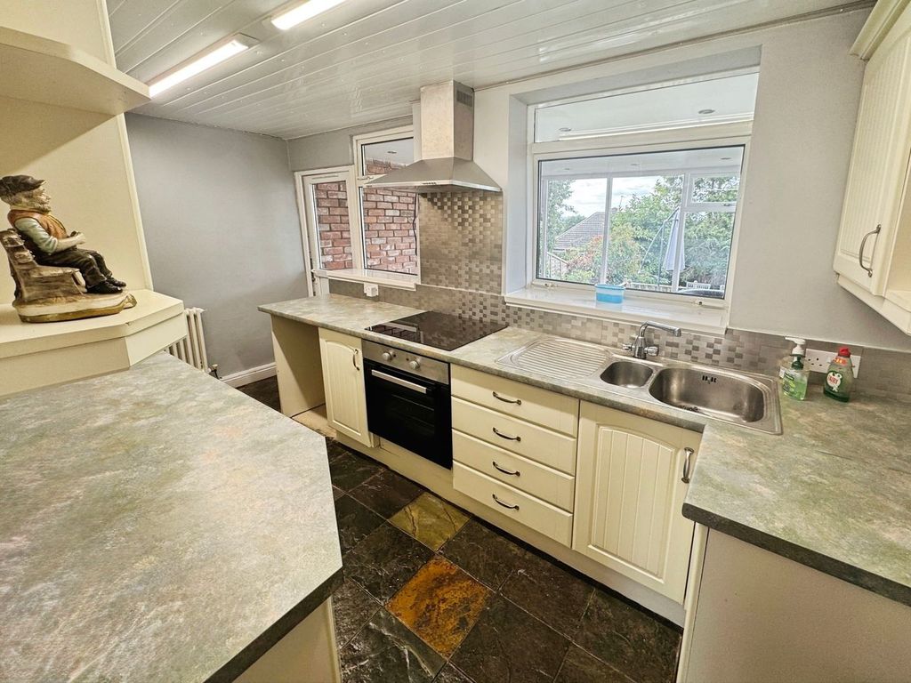 Property photo 3 of 17 Kitchen