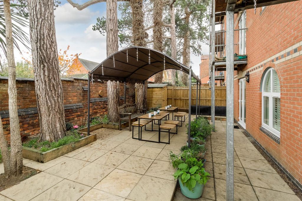 Property photo 3 of 15 Private Garden For The Apartment