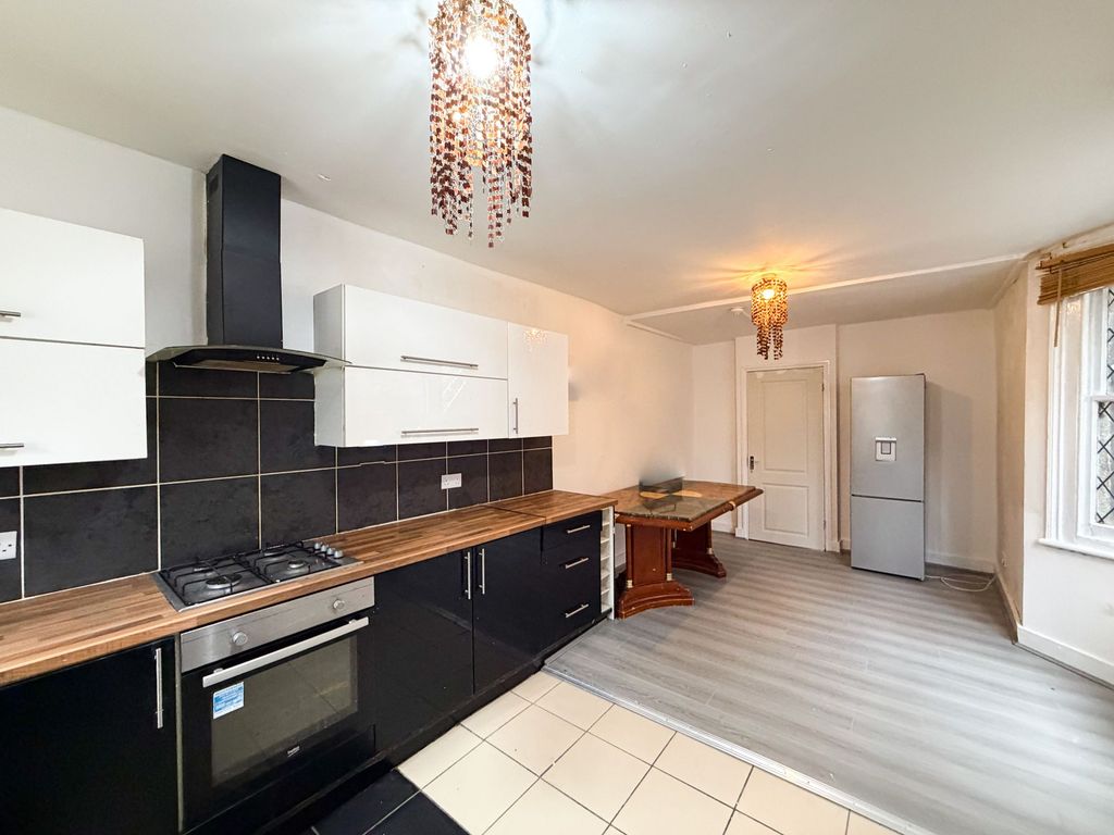 Property photo 2 of 12 High Rd Leytonstone E11