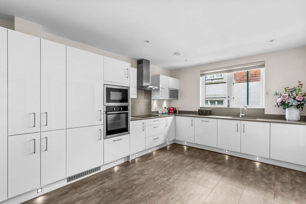 Property photo 2 of 17 Kitchen
