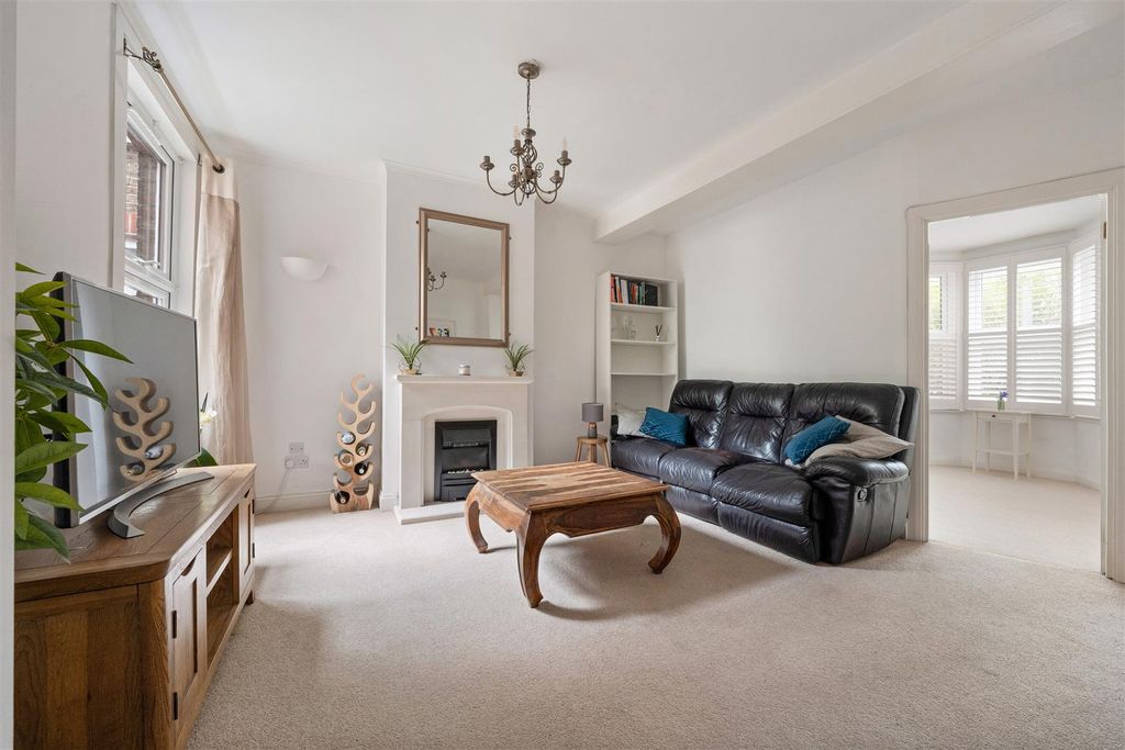 Property photo 2 of 19 Carr Road, E17