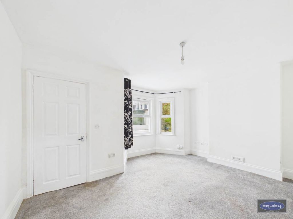 Property photo 2 of 14 Lounge