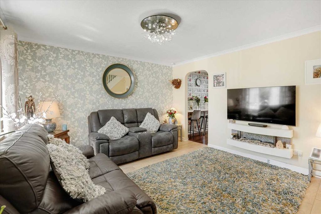 Property photo 3 of 20 Lounge (2)