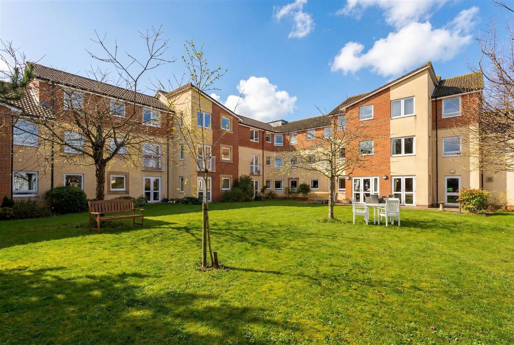 Property photo 1 of 14 Building Exterior