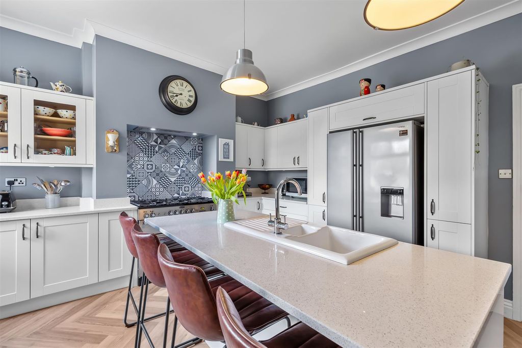 Property photo 2 of 35 Modern Kitchen