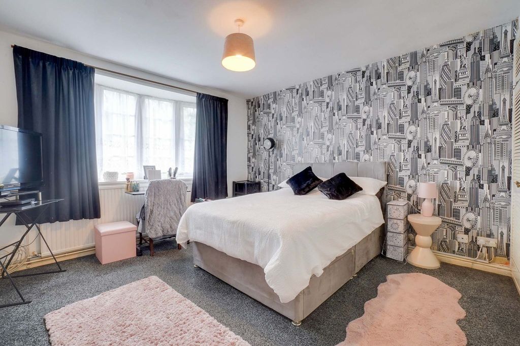 Property photo 3 of 33