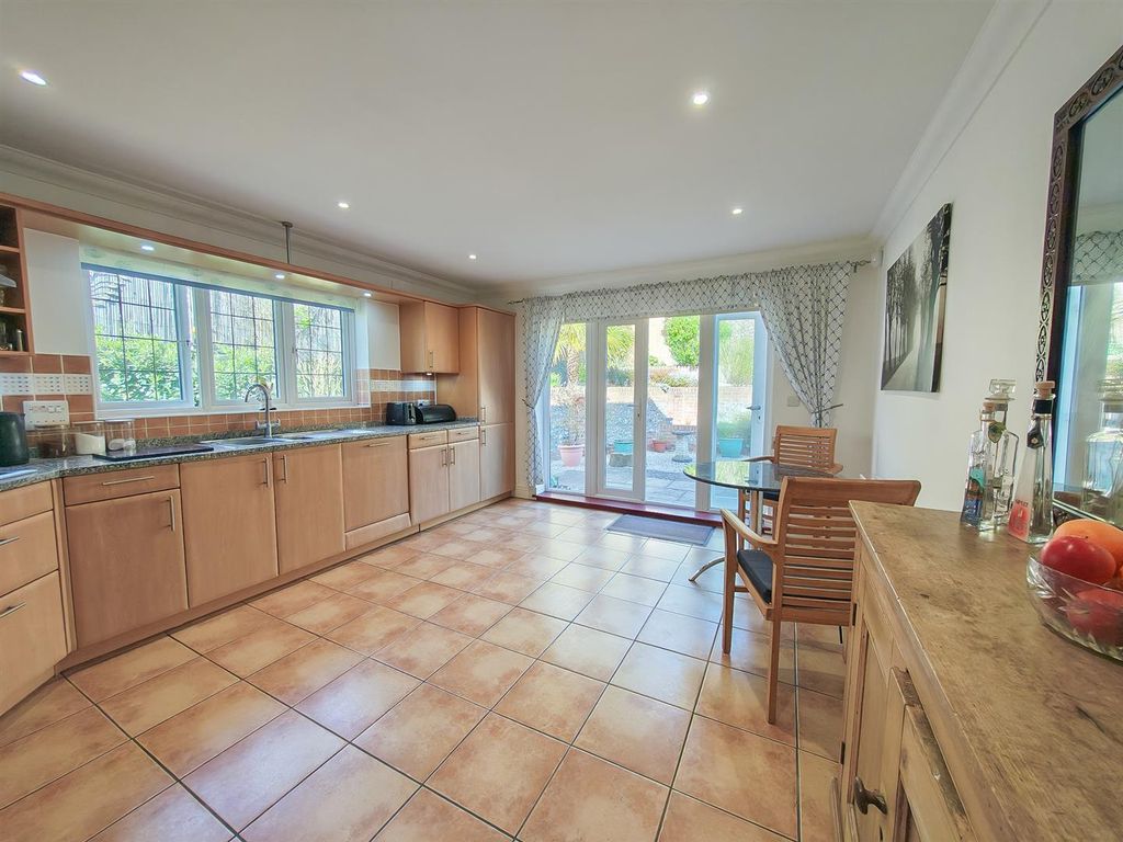 Property photo 3 of 20 Kitchen