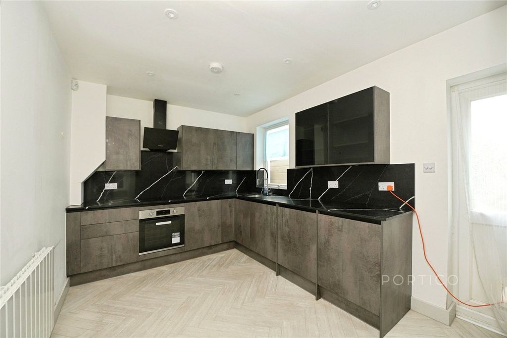 Property photo 2 of 26 Picture No. 15