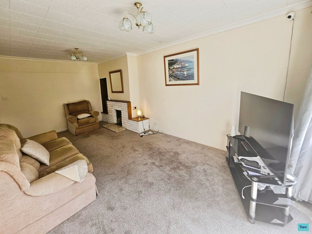 Property photo 3 of 18 Lounge
