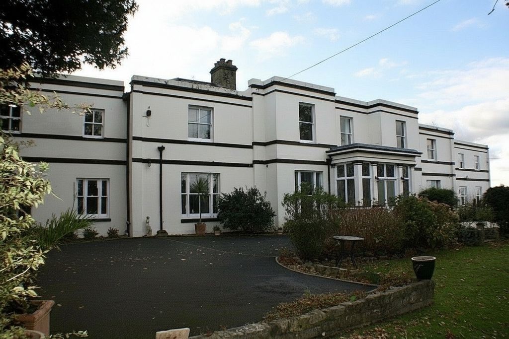 Property photo 1 of 10 Front View