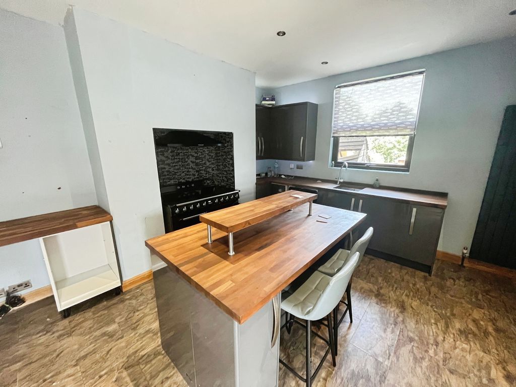 Property photo 2 of 11 Kitchen