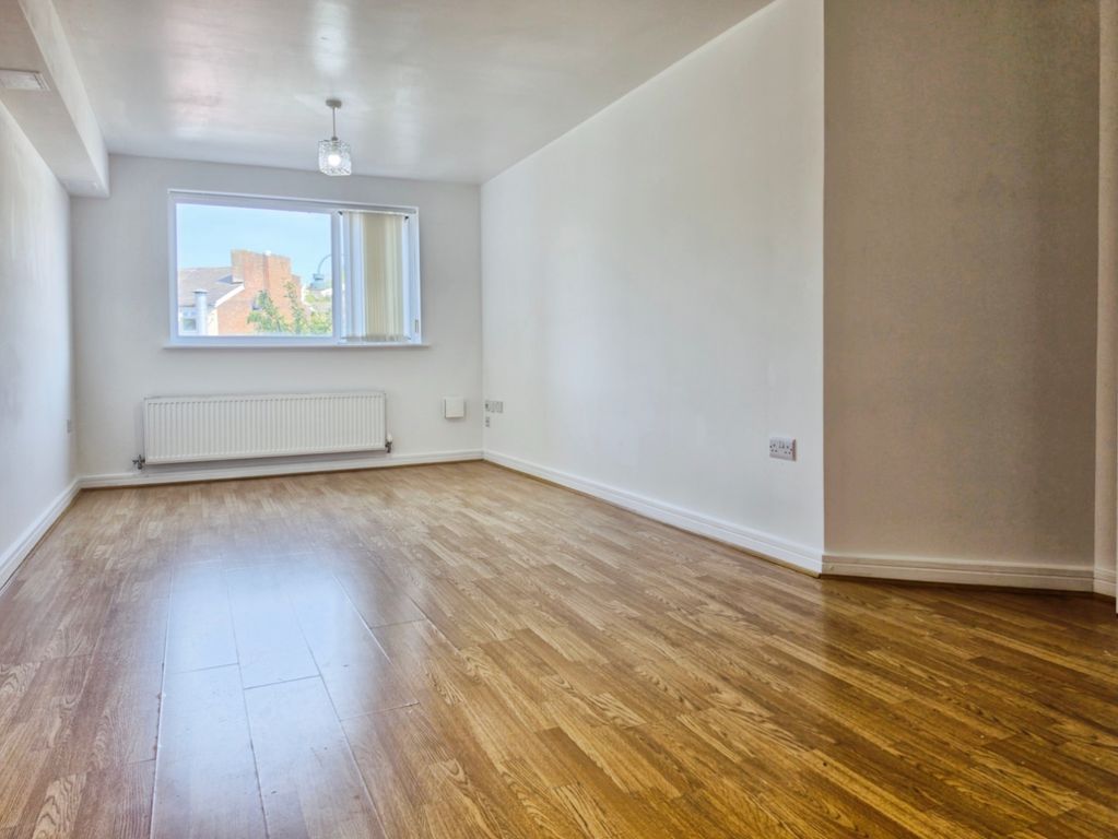 Property photo 2 of 7 Living Space
