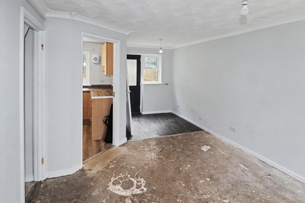 Property photo 2 of 19 15 High Poplars, Bradford, West Yorkshire, Bd2 1Ng