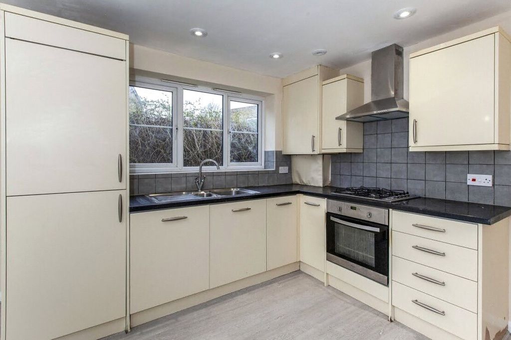 Property photo 3 of 9 Kitchen