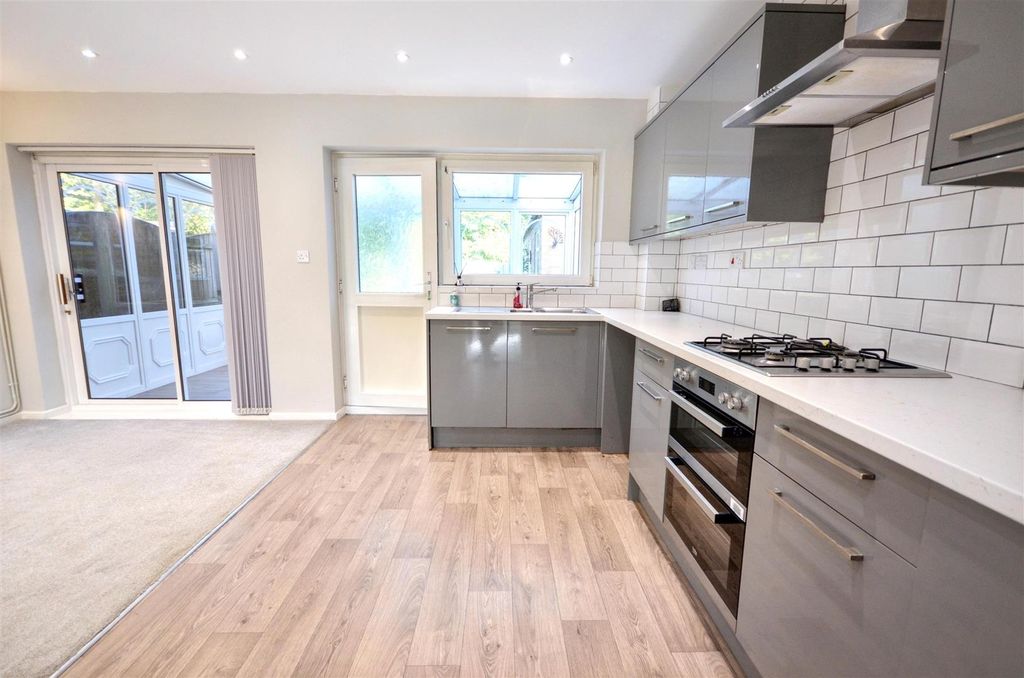 Property photo 3 of 20 Dining Kitchen