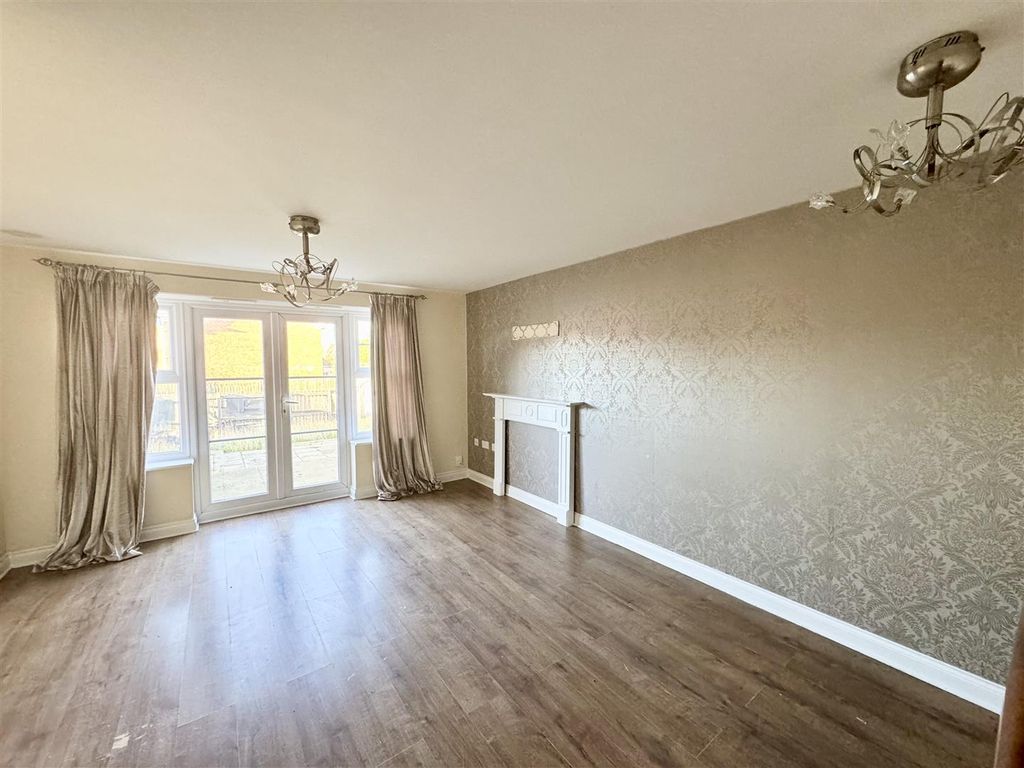 Property photo 2 of 10 Lounge