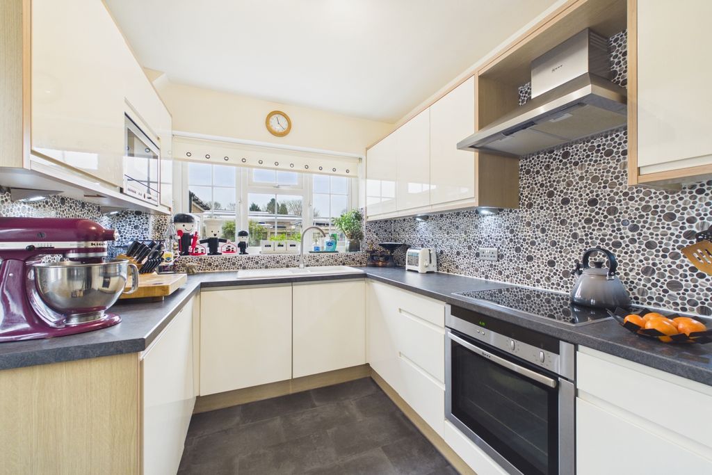 Property photo 3 of 17 Cam02294G0-Pr0133-Still017