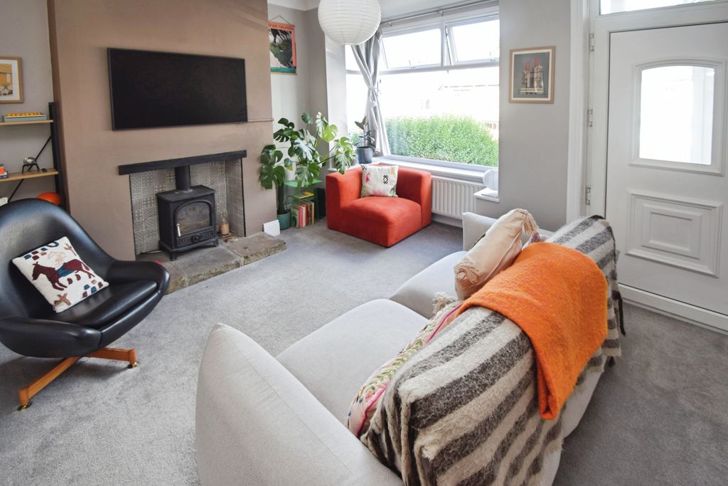 Property photo 2 of 13 c91B1327-Lounge