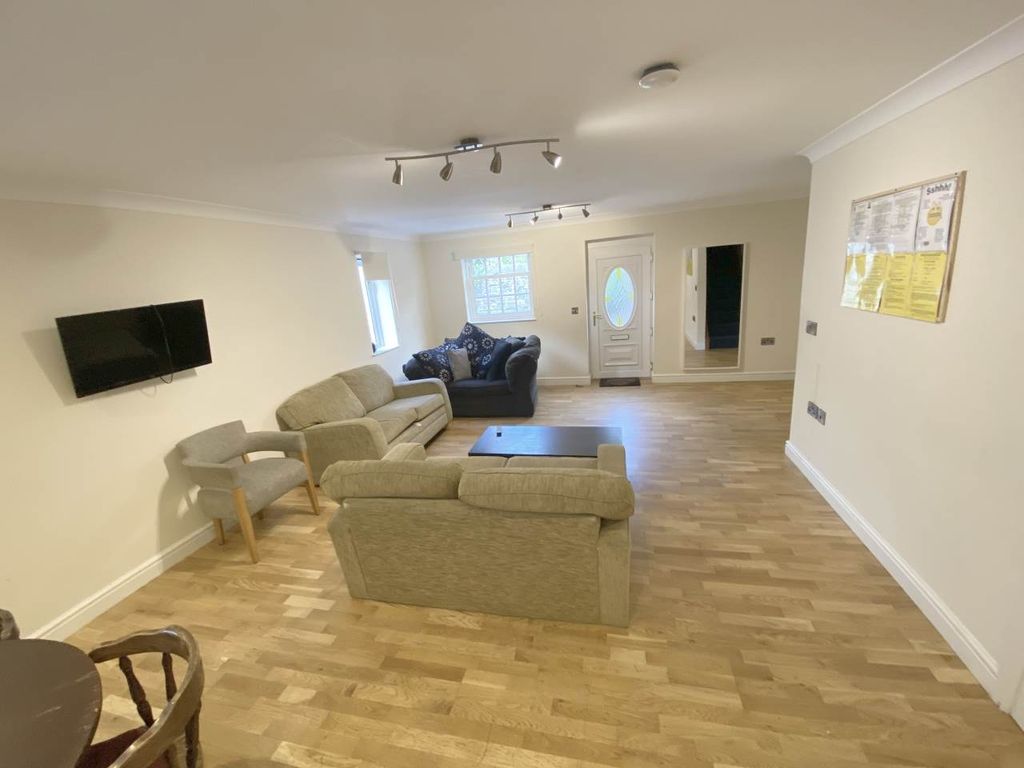 Property photo 3 of 11 Lounge 2