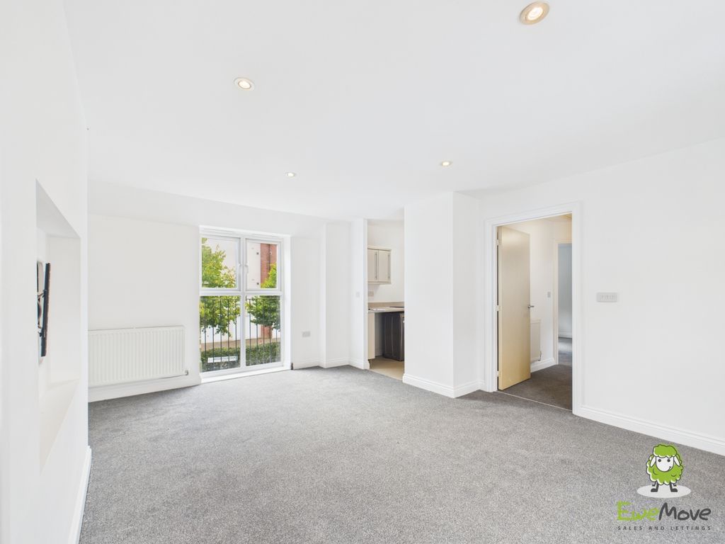 Property photo 2 of 13 Ewemove Estate Agents Basingstoke - Sinclair Drive