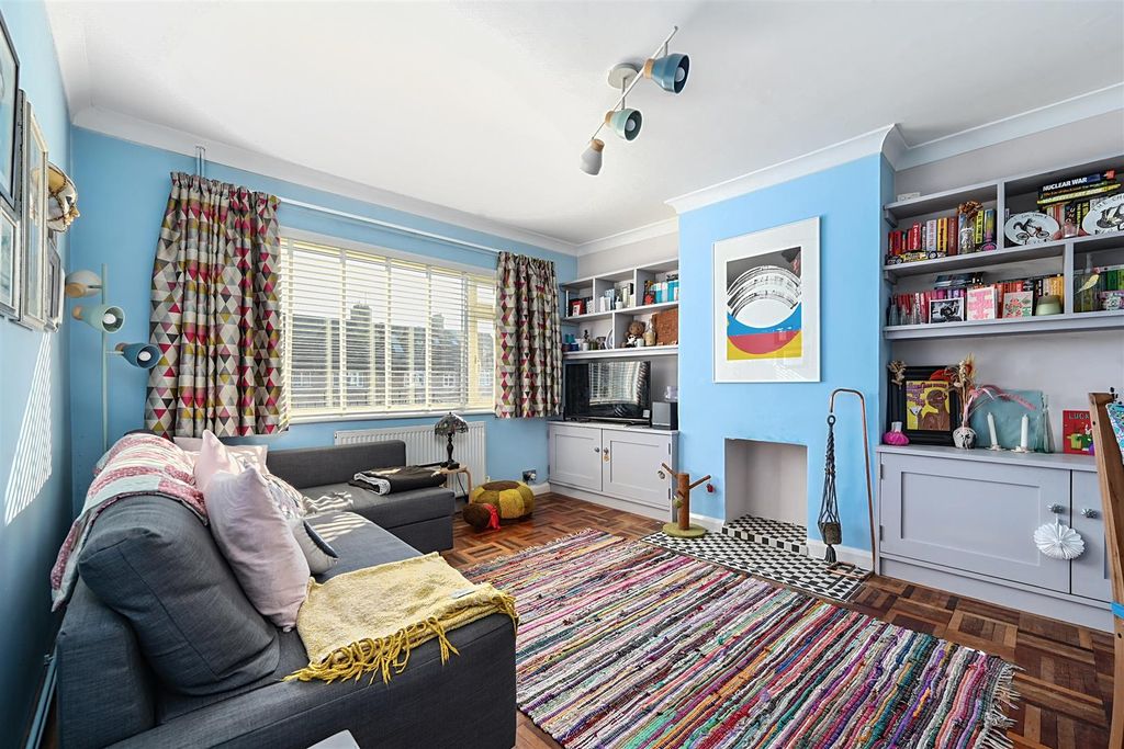 Property photo 1 of 15 Windlesham Close, Bn41 (3).Jpg