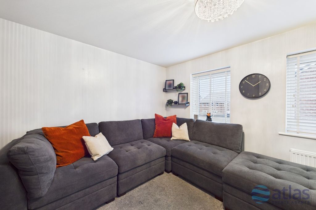 Property photo 3 of 24 Lounge