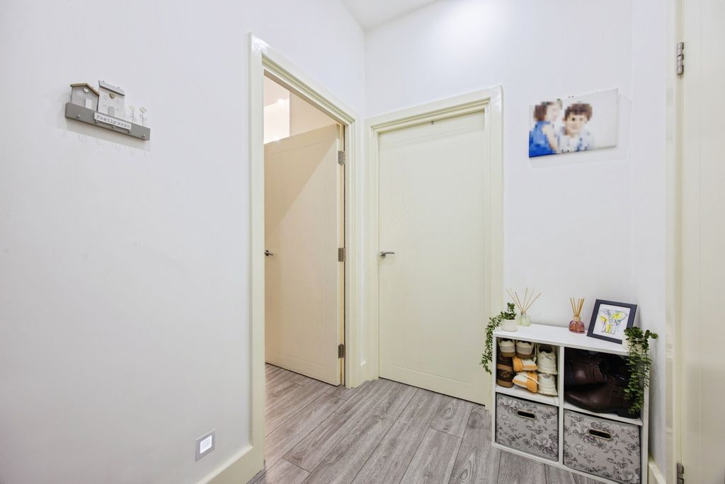 Property photo 2 of 14 Entrance Hall