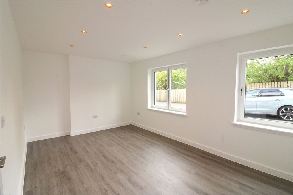 Property photo 3 of 16 Lounge
