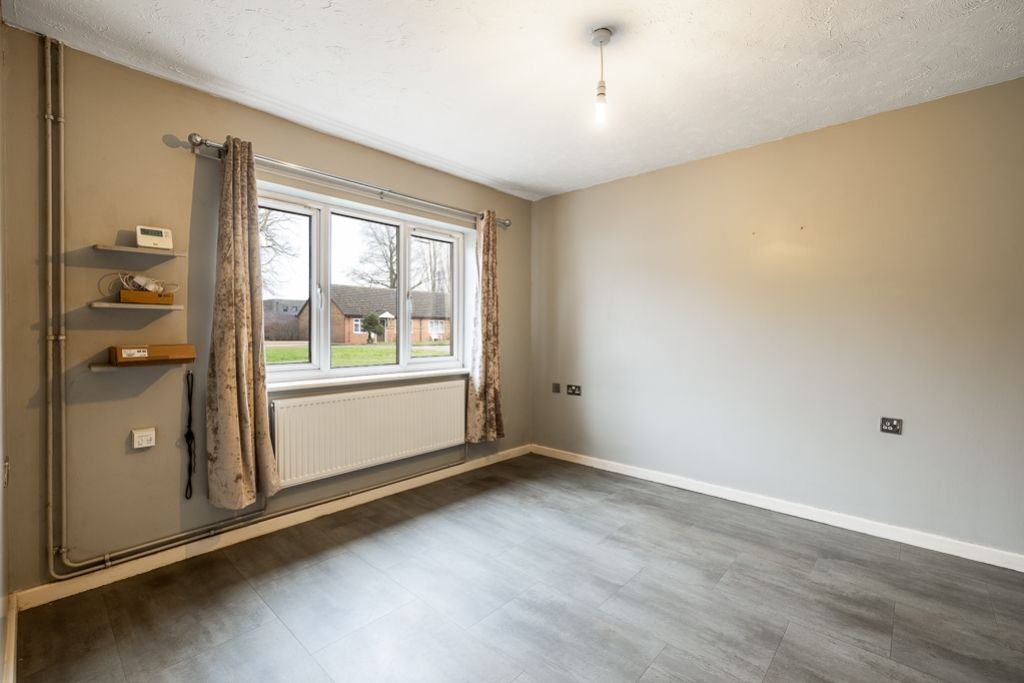 Property photo 3 of 24 15 Kitwood Close (Boston)-18