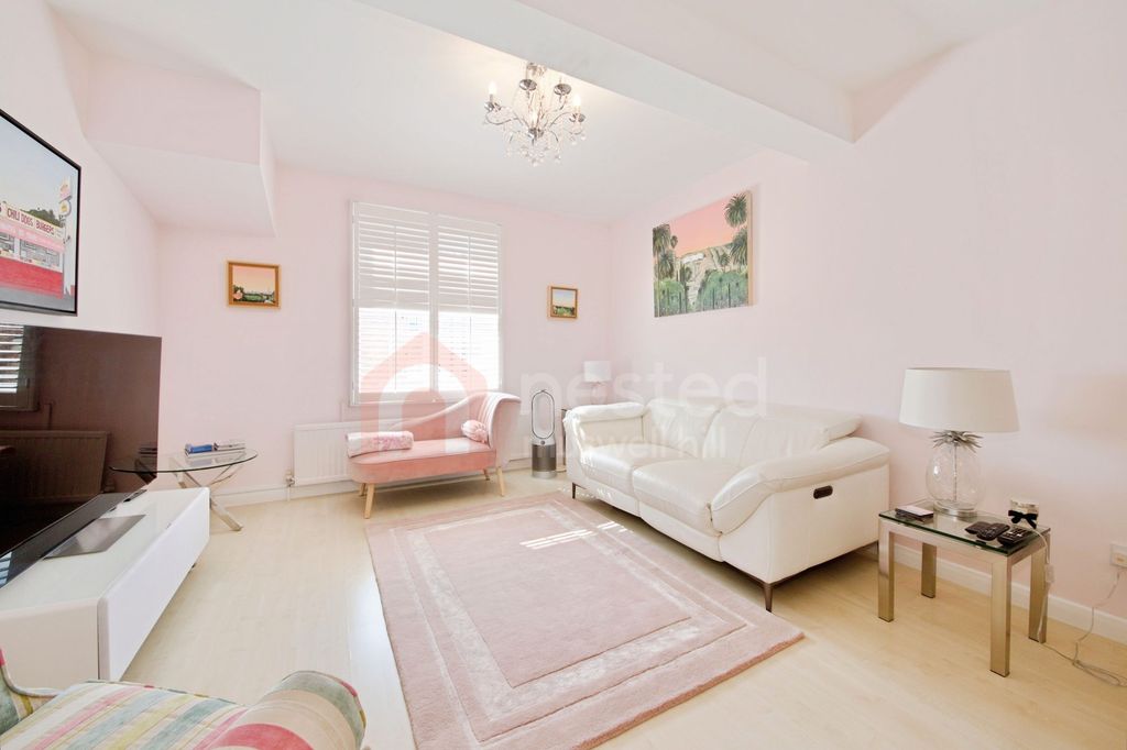 Property photo 1 of 13 Living Room