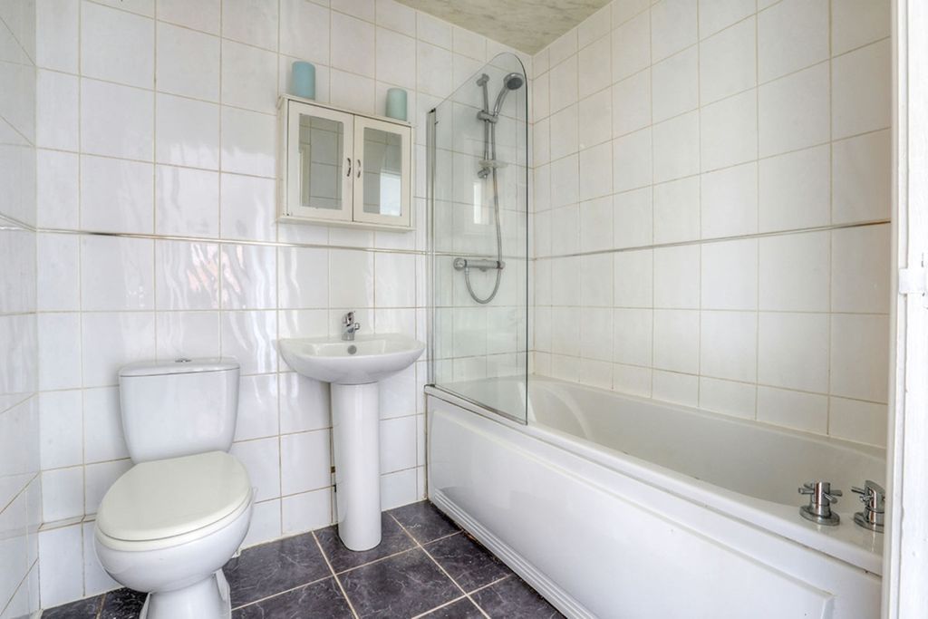Property photo 3 of 9 Bathroom
