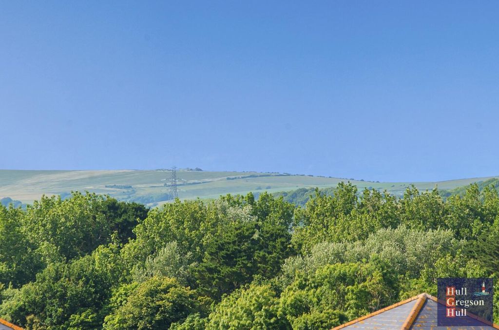 Property photo 2 of 16 3Eaebcbe-Cf83-4F49-A3A2-28B22E5B0900.Jpg